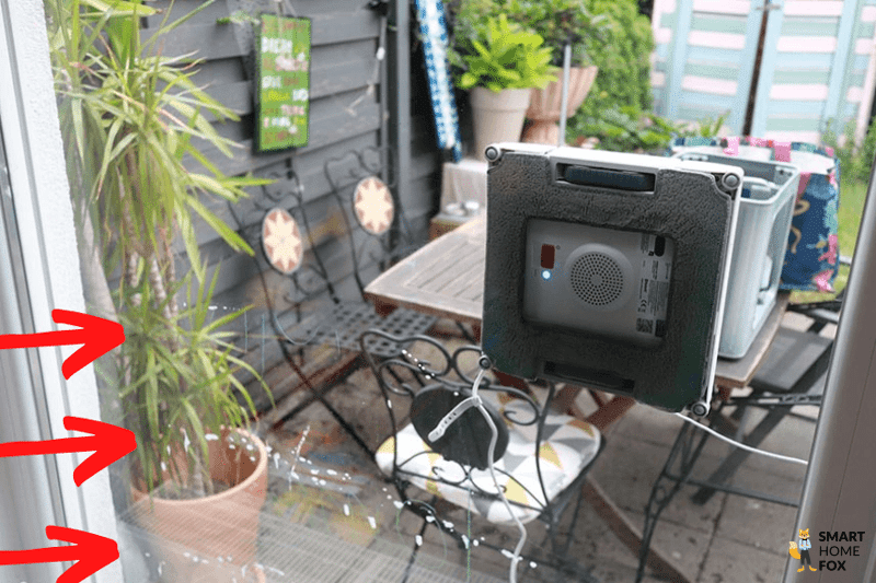 Fensterreiniger ist auf dem Fenster aufgetragen